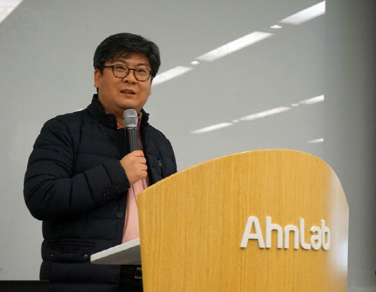 안랩(대표 권치중)은 25일 경기도 성남 판교 사옥에서 미래학자인 정지훈 경희사이버대학교 미디어커뮤니케이션학과 교수를 초청해 임직원 특강을 진행했다고 밝혔다. 안랩 제공